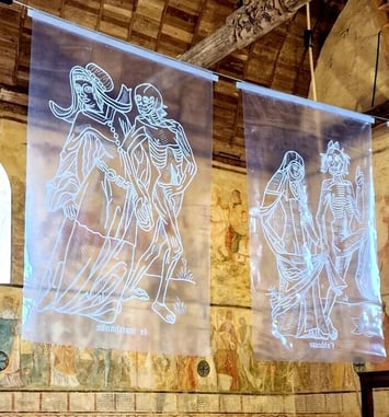 Les peintures murales de l'église du XIIᵉ et XVIᵉ, dont la Danse Macabre