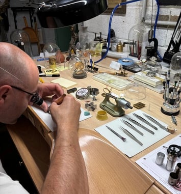 Visite d'un atelier d'horlogerie ancienne