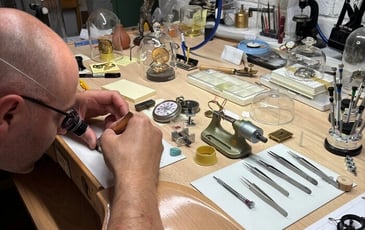 Visite d'un atelier d'horlogerie ancienne