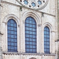 Visite libre de l'étage de la maison canoniale du XIIIᵉ siècle pour admirer la vue sur le portail royal de la cathédrale