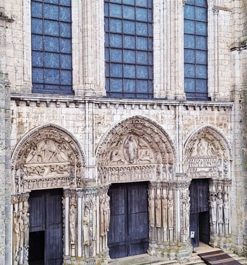 Visite libre de l'étage de la maison canoniale du XIIIᵉ siècle pour admirer la vue sur le portail royal de la cathédrale