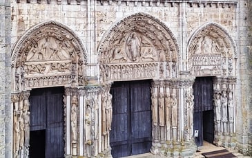 Visite libre de l'étage de la maison canoniale du XIIIᵉ siècle pour admirer la vue sur le portail royal de la cathédrale