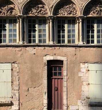 Visite libre de la maison canoniale du XIIIᵉ siècle face à la cathédrale