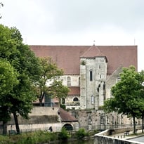L'édifice roman et le projet de vitraux contemporains