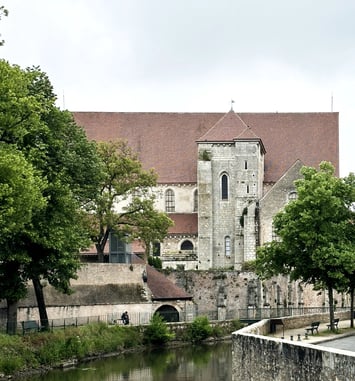 L'édifice roman et le projet de vitraux contemporains