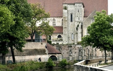 L'édifice roman et le projet de vitraux contemporains